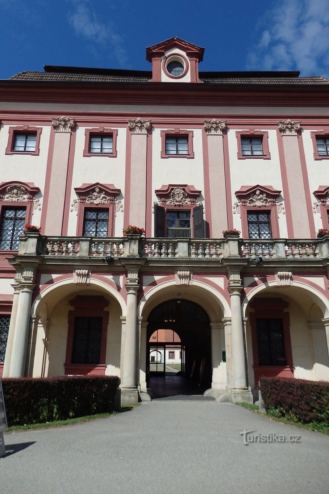 Hluboká nad Vltavou: Hunting lodge Ohrada and Zoo