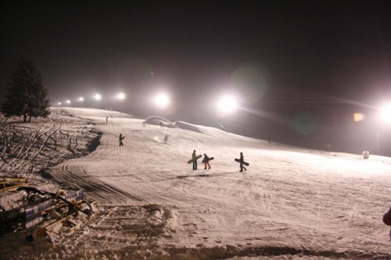 Głęboka nocna jazda na nartach