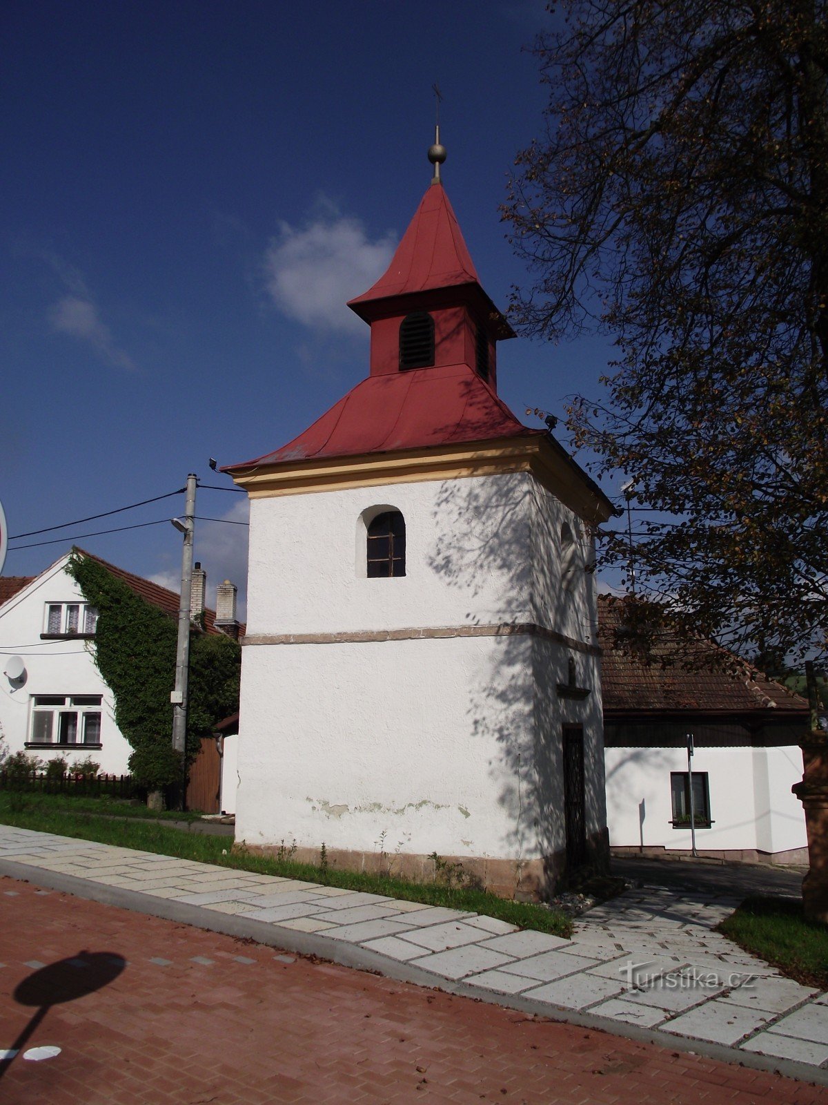Hluboké Dvory - kápolna a faluban