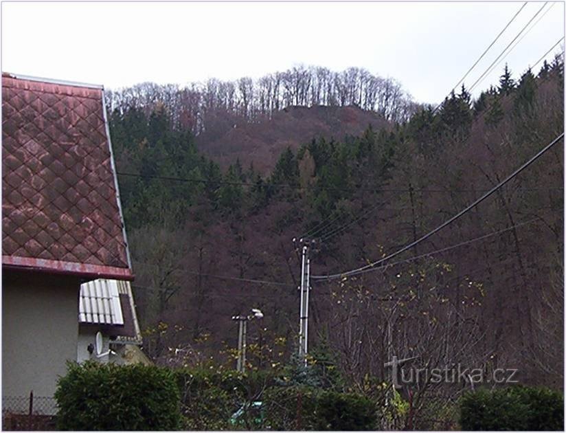 Hluboký-silueta hradu od železniční zastávky Hrubá Voda na podzim-Foto:Ulrych Mir.