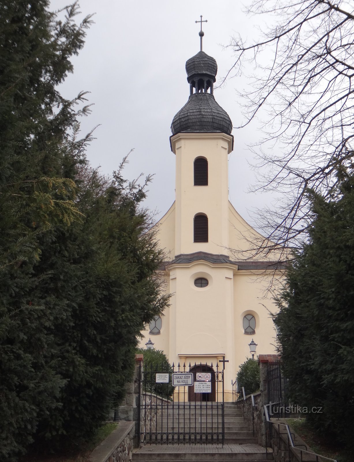 Hlúčín - iglesia de St. Mercados