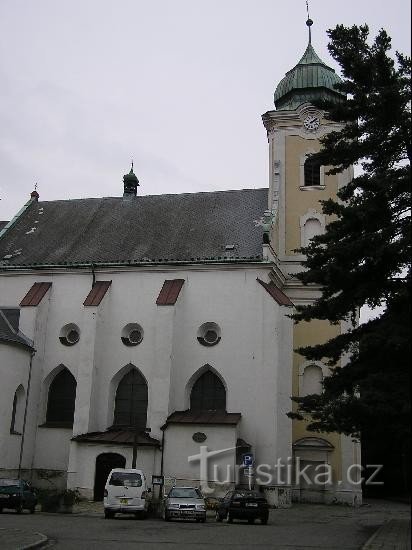 Hlučín - castillo: Hlučín - castillo - iglesia junto al castillo