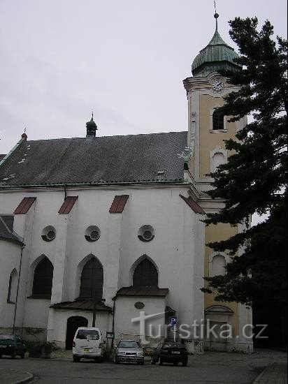 Hlučín - Burg: Hlučín - Burg - Kirche neben der Burg