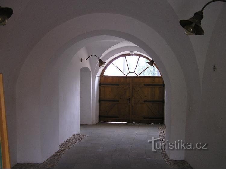 Hlúčín - zamek: Hlúčín - zamek - wejście do zamku