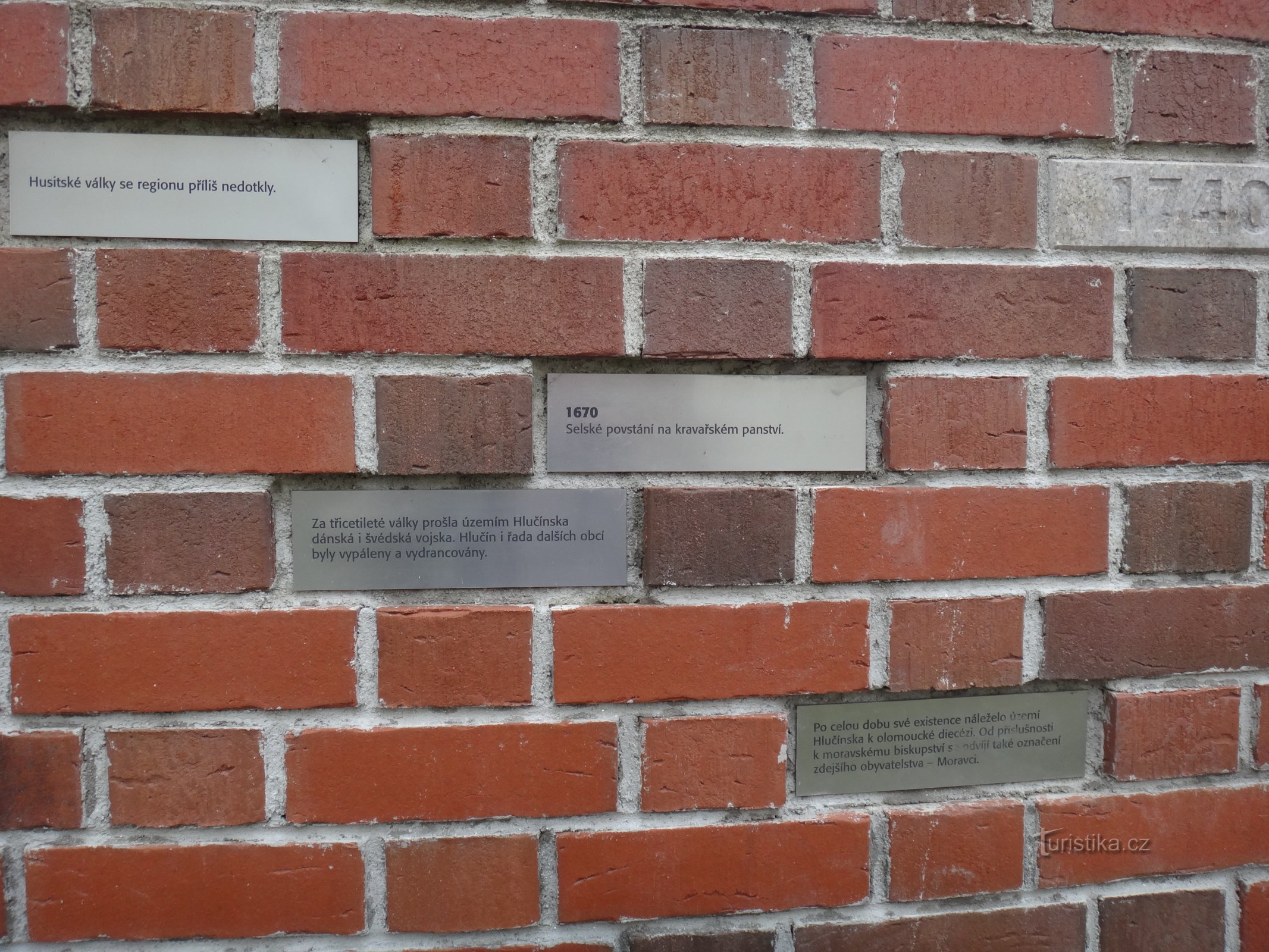 Hlúčín - 歴史についての壁