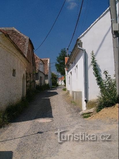 Hnanice - un callejón de bodegas