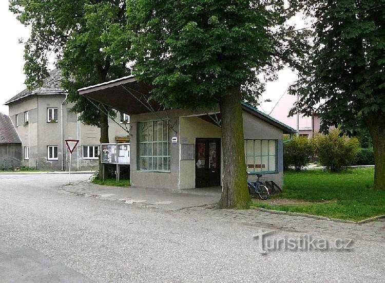 Hnojice : gare routière avec salle d'attente