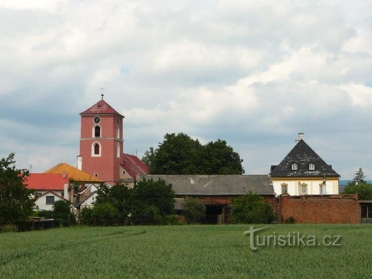 Hnojice: Widok na kościół i dawną plebanię