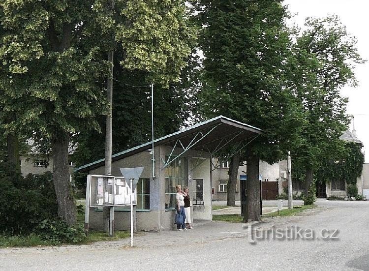 Hnojice : Arrêt de bus