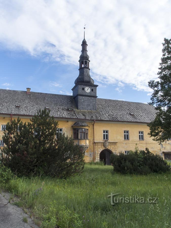 Der Uhrturm stammt aus dem Ende des 19. Jahrhunderts