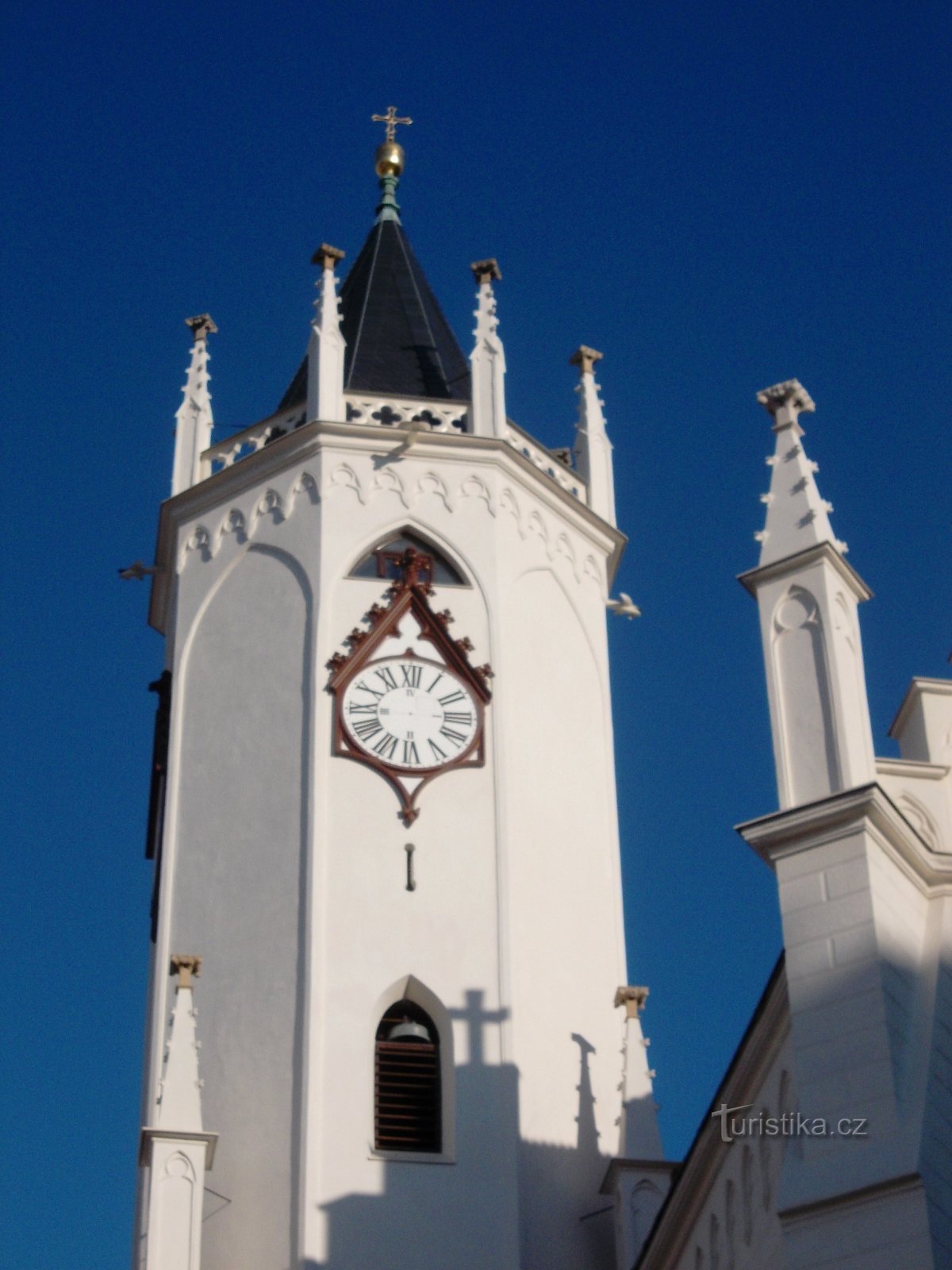 turnul cu ceas al bisericii