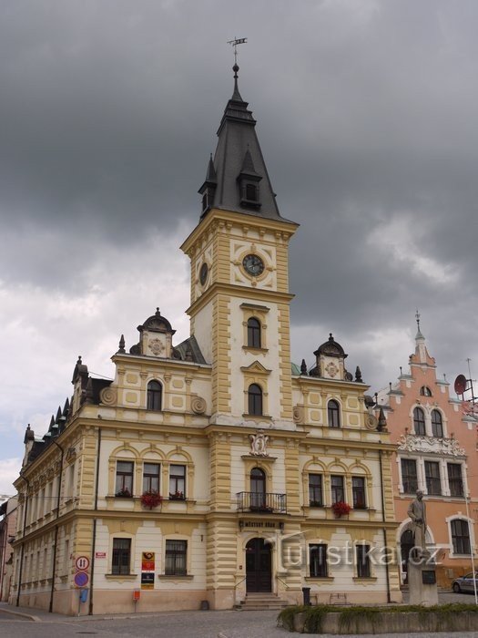 Hodkovice n. Mohelkou-Tòa thị chính thời kỳ Phục hưng mới