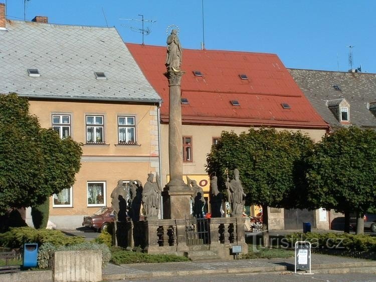 Hodkovice nad Mohelkou：nám 上的玛丽安雕塑。 TGM