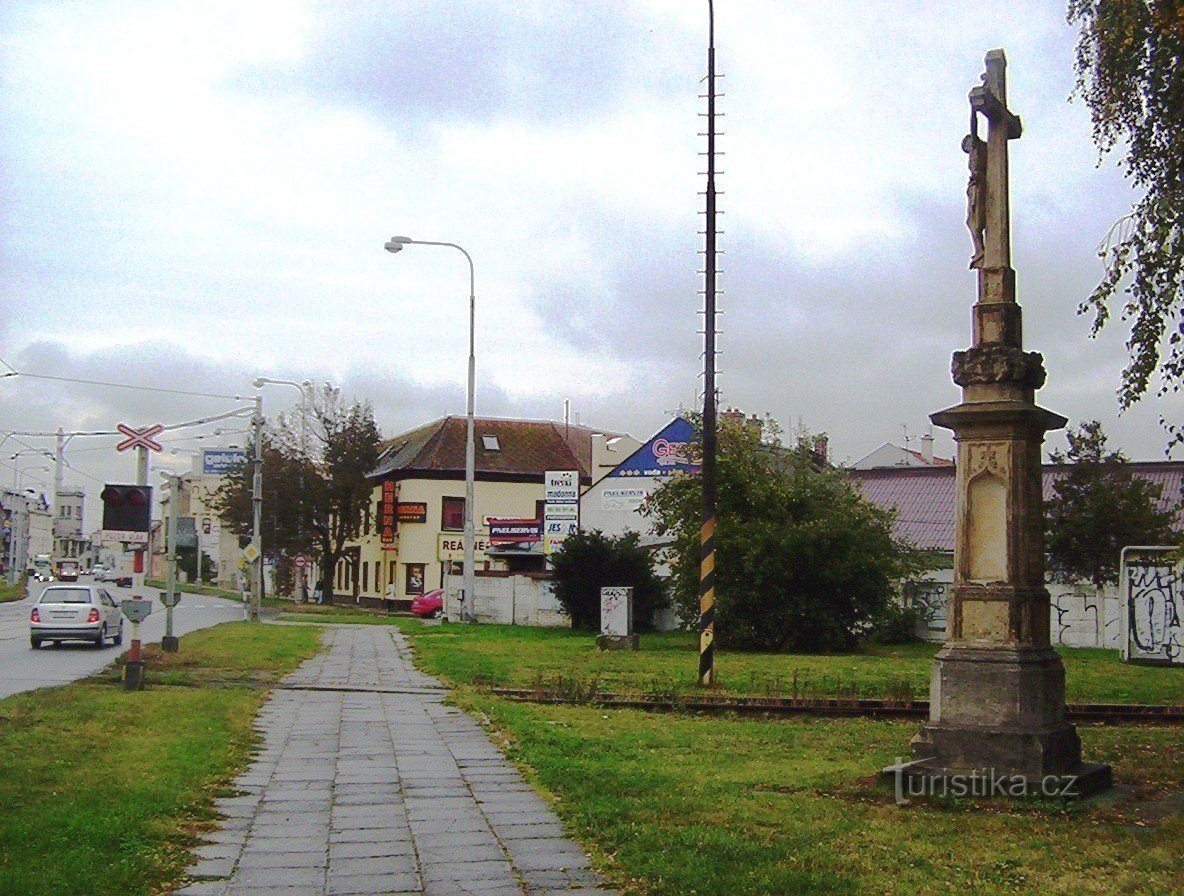 Cruz de la calle Hodolany-Hodolanská de 1899, al fondo Husův sbor-Foto: Ulrych Mir.