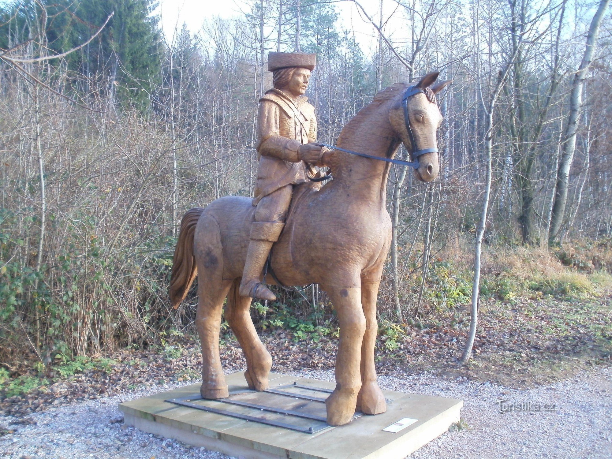 Hoj komt uit het bos, het uitzicht op Miletín