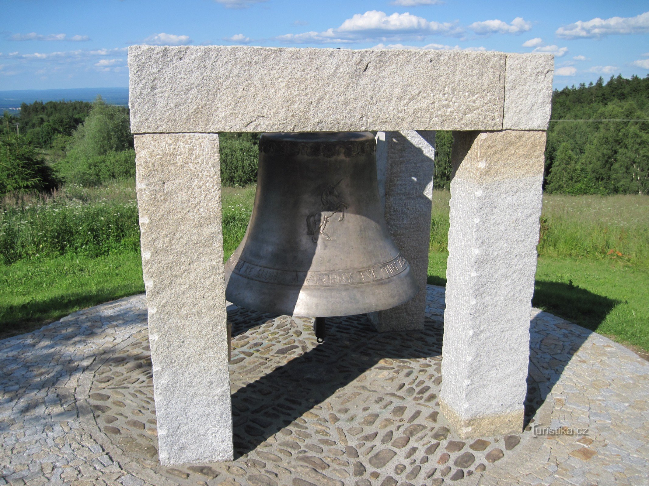 Acqua generosa sotto la montagna delle mucche - Riunione della campana di meditazione