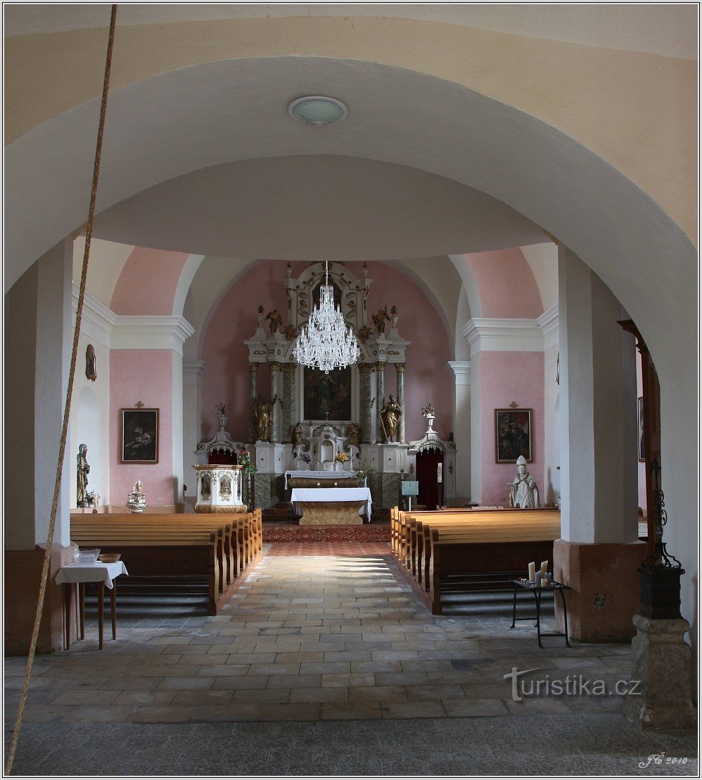 Hojsova Stráž - kirkon sisätilat