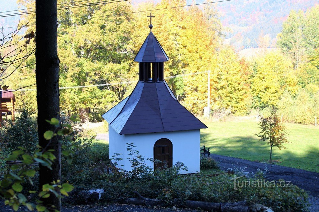 Hojsova Stráž, kapel aan de noordelijke rand van het dorp