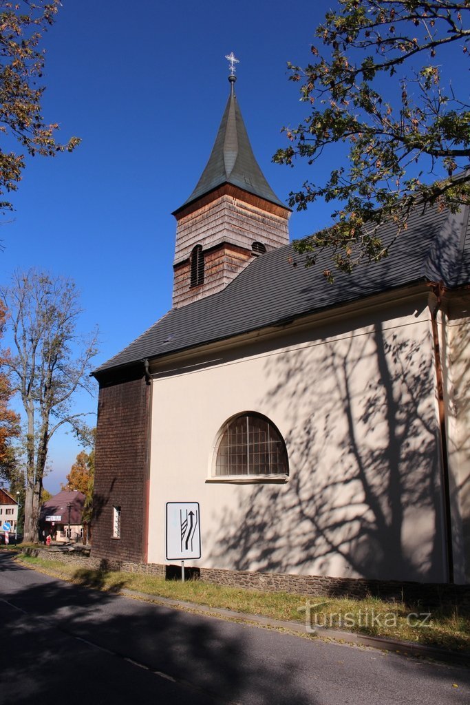 Hojsova Stráž, utsikt över kyrkan från vägen