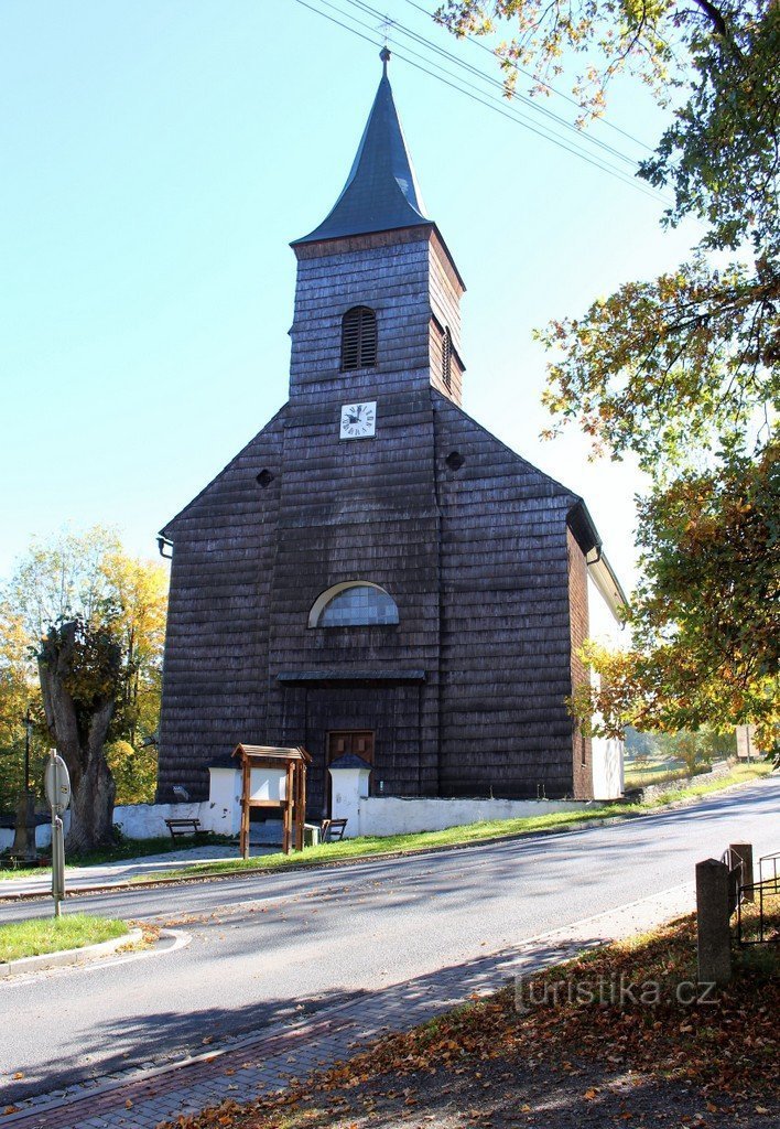 Hojsova Stráž, davanti alla chiesa