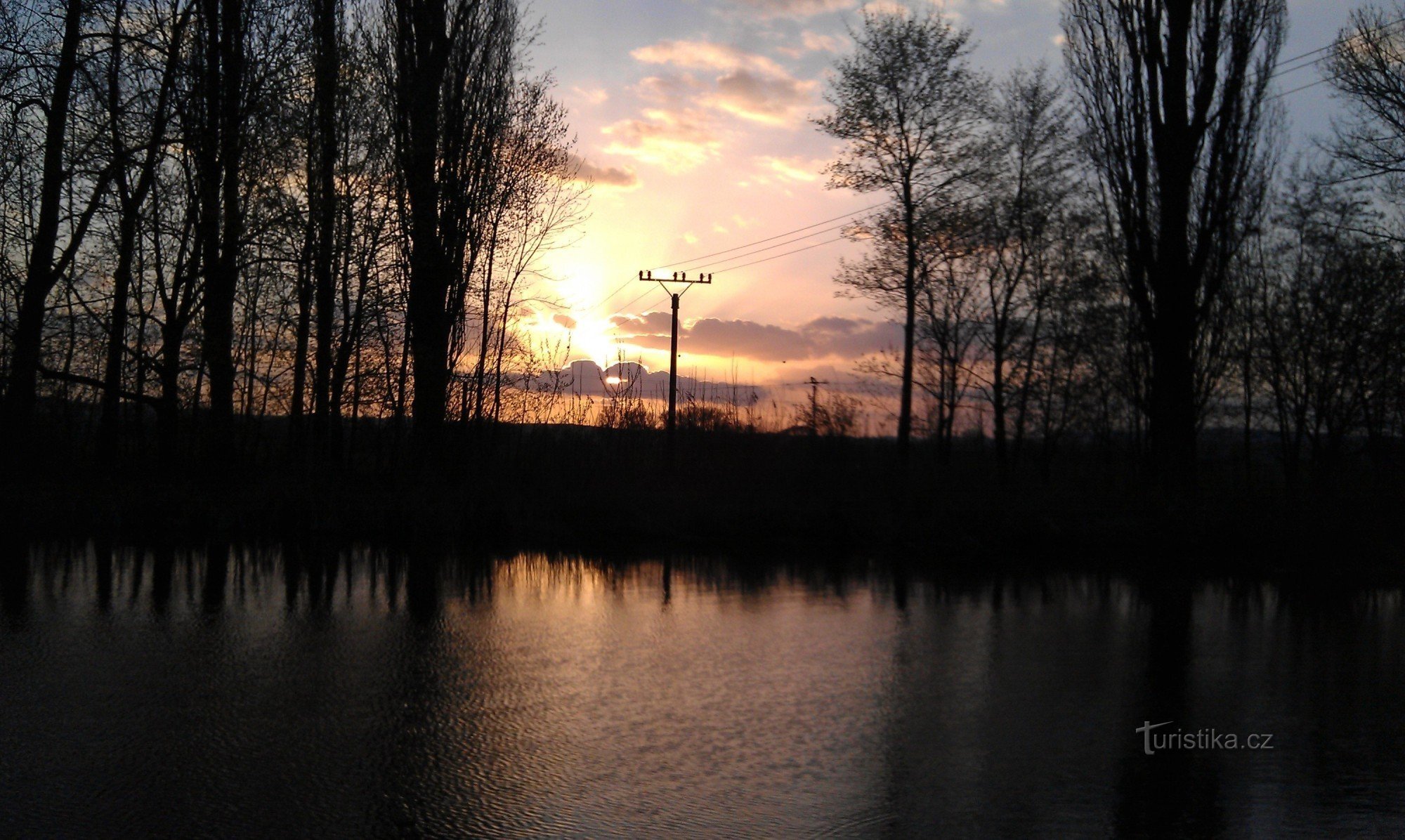 Holásecké-meer bij zonsondergang (gefotografeerd met een mobiele telefoon)
