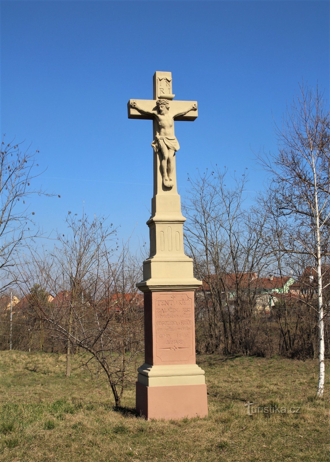 Holasice - 石の十字架