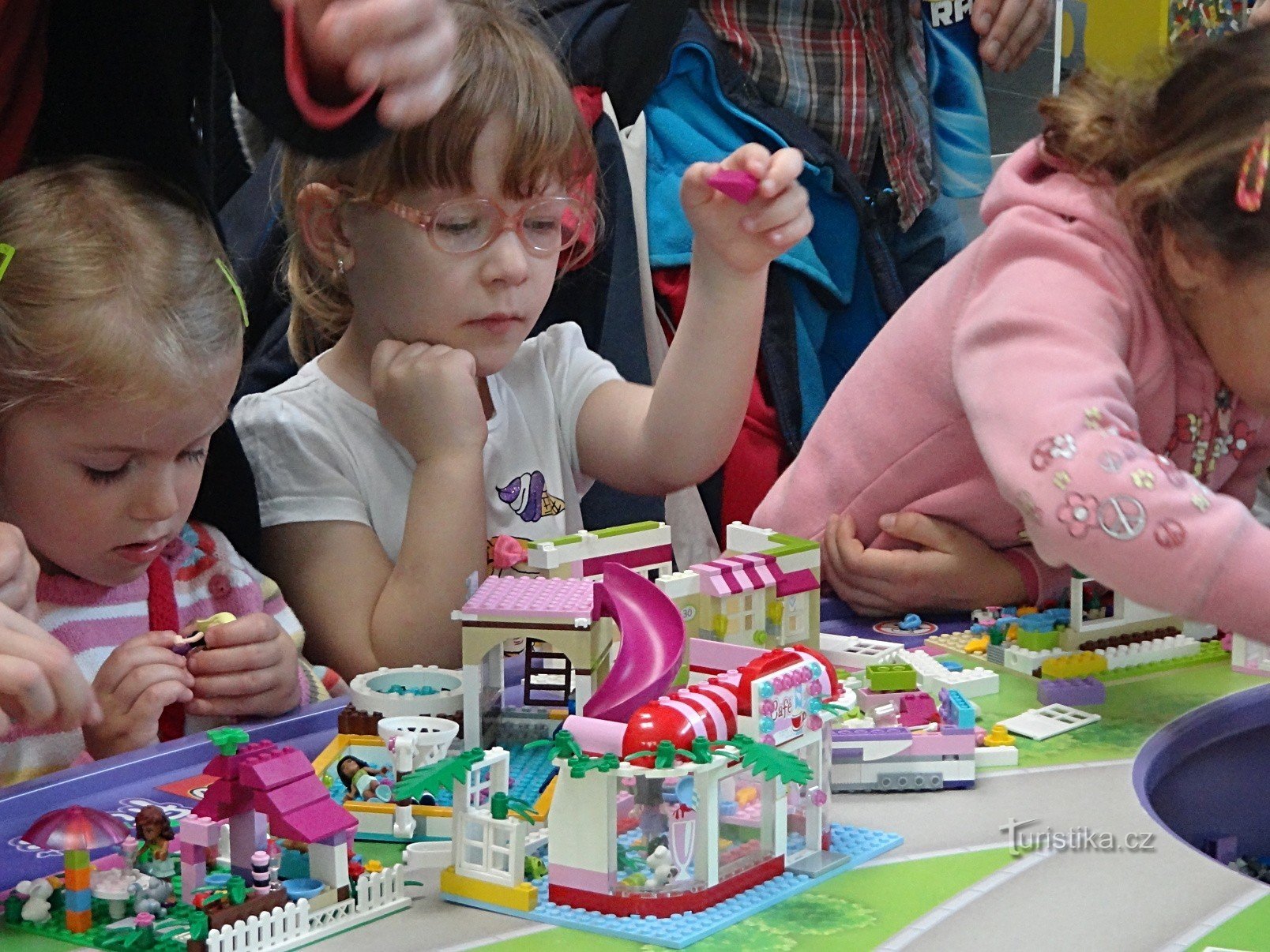 les filles construisaient la cuisine