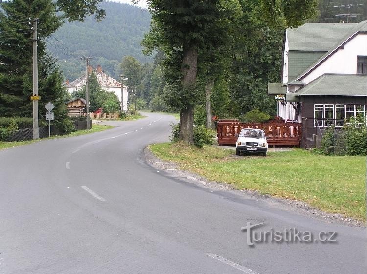 Holčovice：通往 Holčovice 的道路