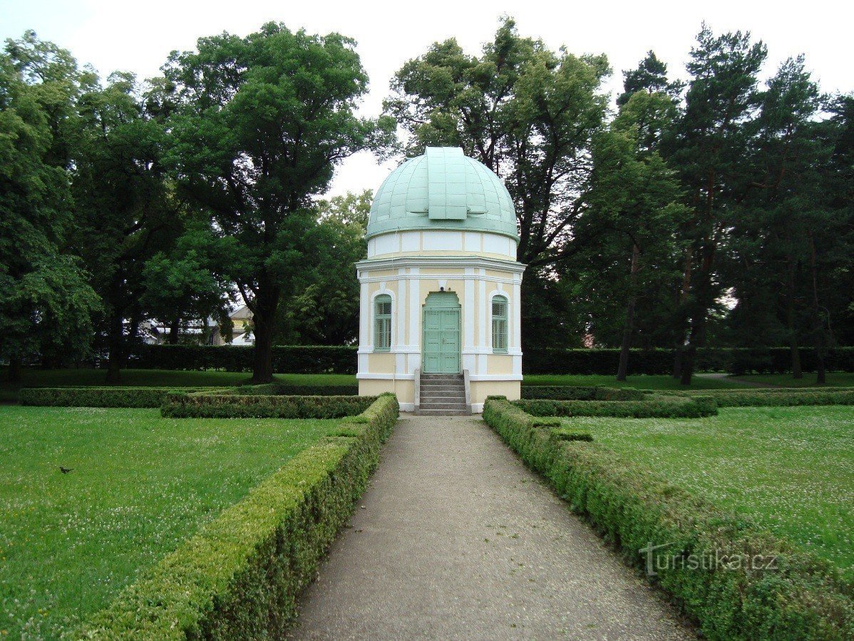 Holešov-observatorium in het kasteelpark-Foto: Ulrych Mir.