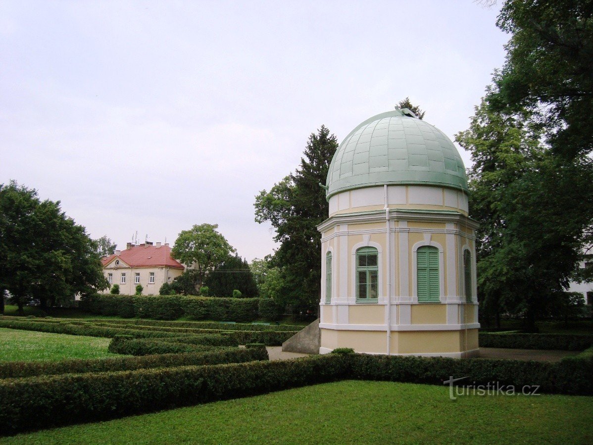 Holešov-observatorium in het kasteelpark-Foto: Ulrych Mir.