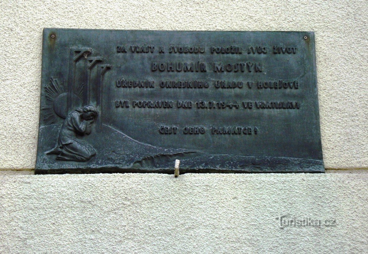 Holešov-Masarykova-Straße-Rathaus mit Gedenktafel-Foto: Ulrych Mir.