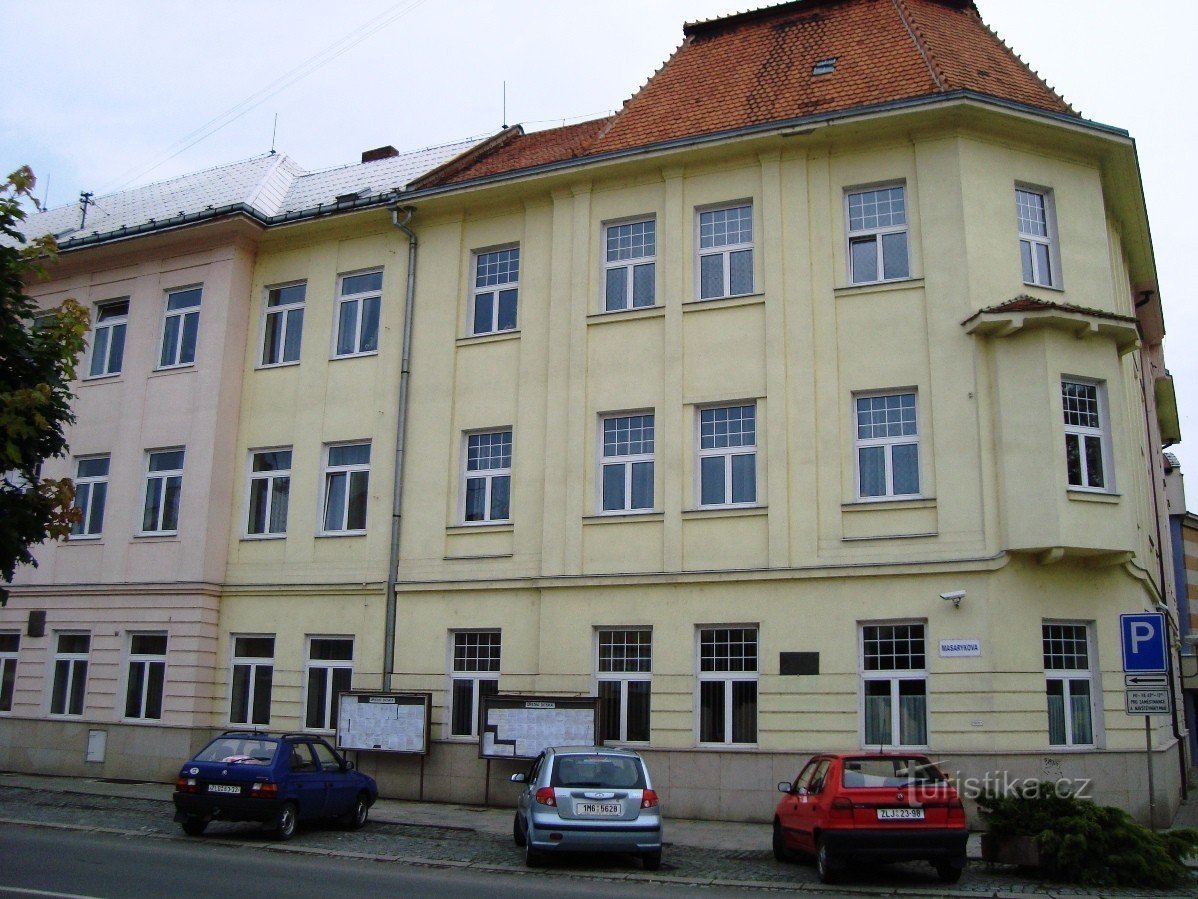 Holešov-Masarykova Straat-Stadhuis met gedenkplaat-Foto: Ulrych Mir.