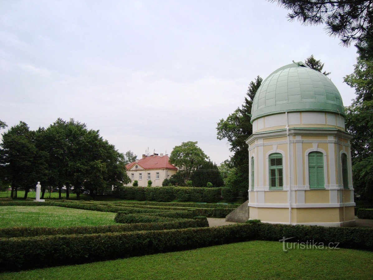 Holešov-slottspark med ett observatorium och ett monument över musikkompositören FXRichter-F