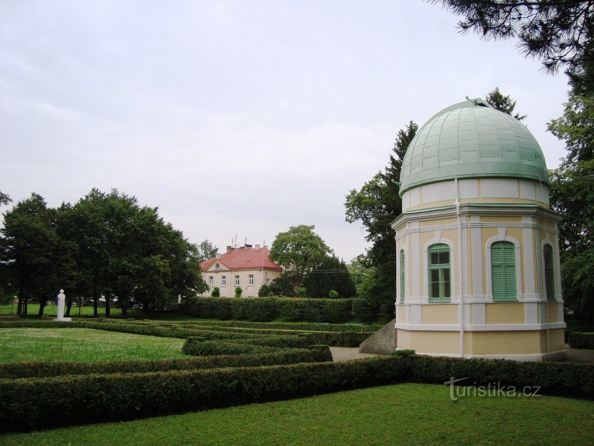 Parque do castelo Holešov com um observatório e um monumento ao compositor FXRichter-F