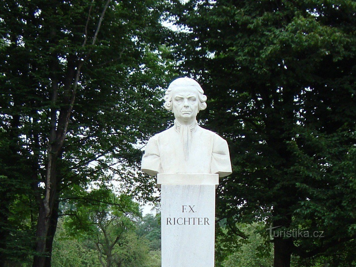 Park dvorca Holešov sa spomenikom skladatelju glazbe FXRichteru-Foto: Ulrych Mir.