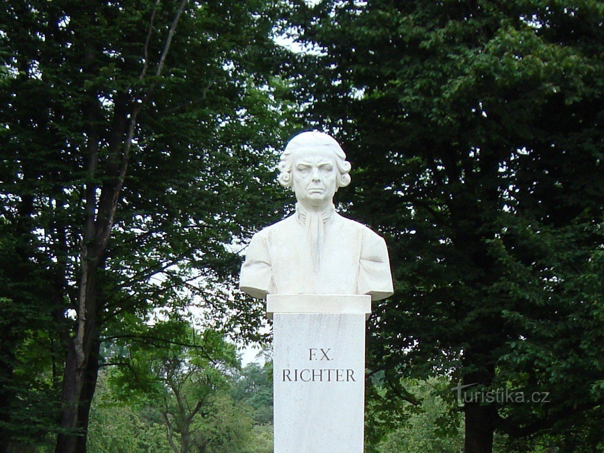 Holešov-slottspark med ett monument över musikkompositören FXRichter-Foto: Ulrych Mir.