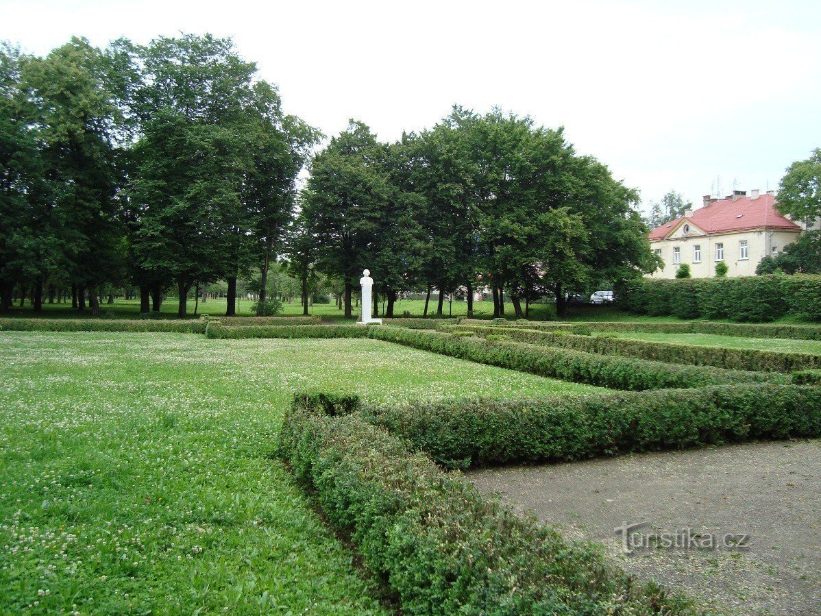 Holešov-slottspark med ett monument över musikkompositören FXRichter-Foto: Ulrych Mir.