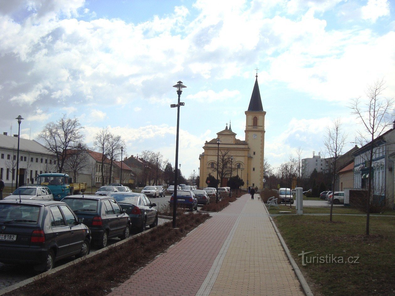 Holice-Svobody oplegger met de parochiekerk van St. Urban - Foto: Ulrych Mir.