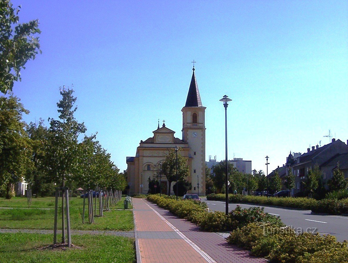 Semirremolque Holice-Svobody con la iglesia parroquial de St. Urban - Fotografía: Ulrych Mir.