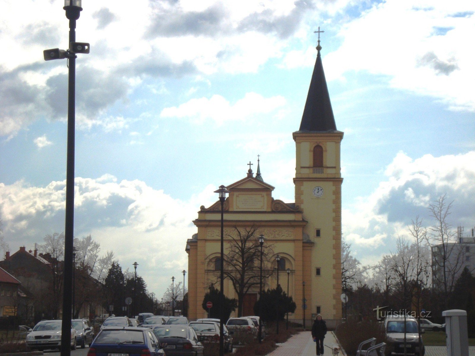 Semirremolque Holice-Svobody con la iglesia parroquial de St. Urban - Fotografía: Ulrych Mir.