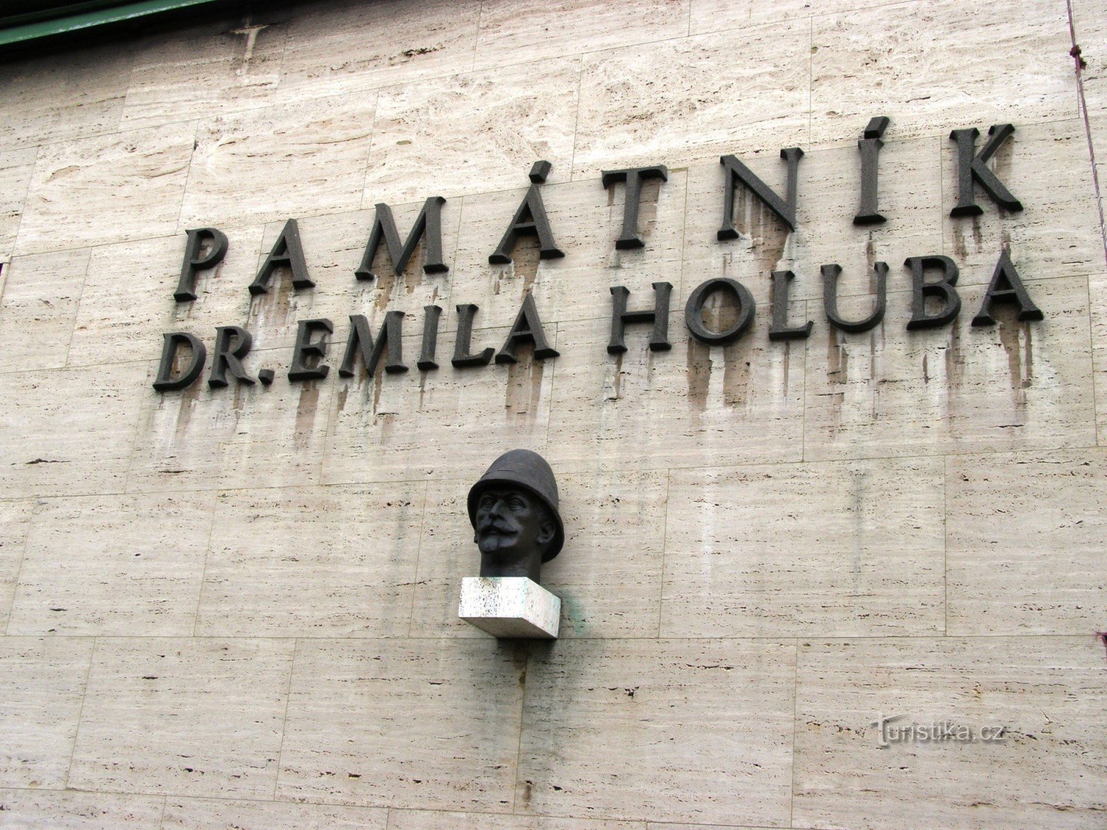 Holice - mémorial au Dr. Émile Holuba