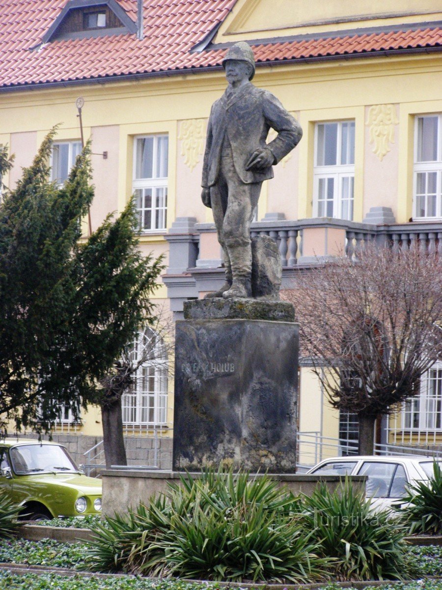 Holice - estátua do Dr. Emil Holuba