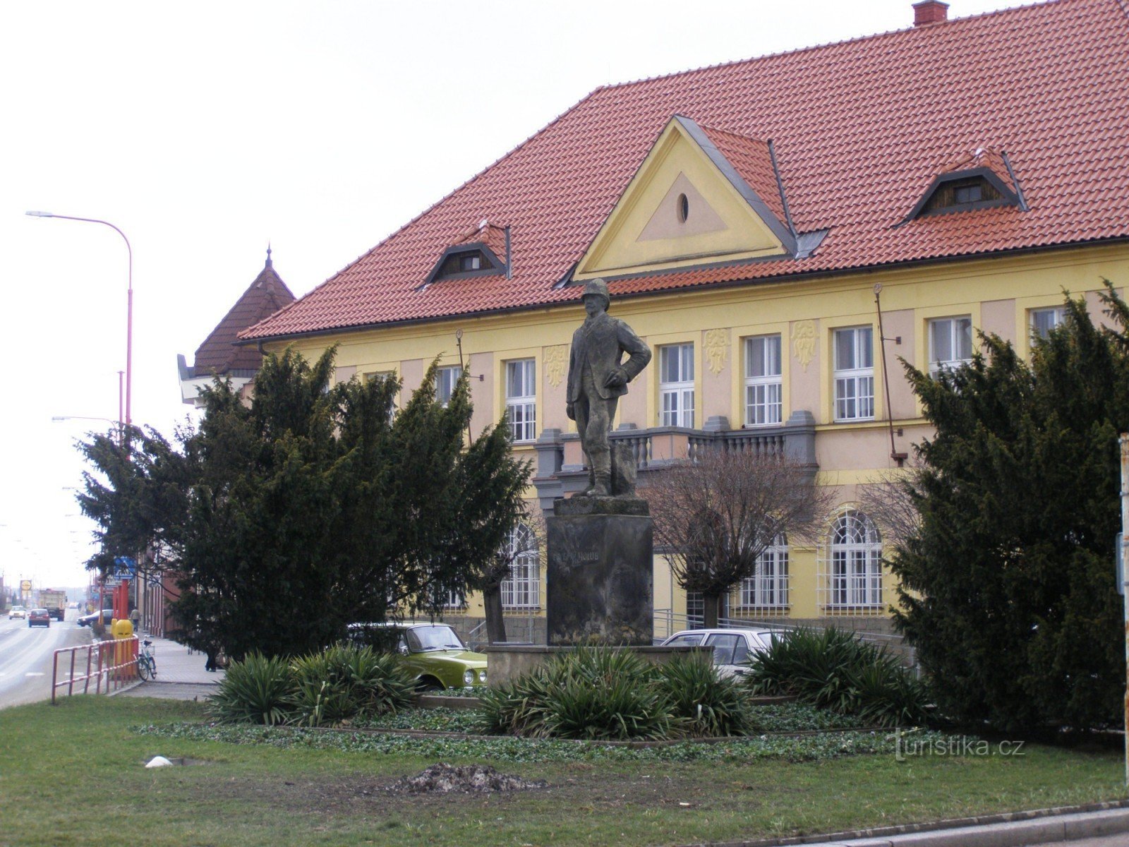 Holice - statue du Dr. Émile Holuba