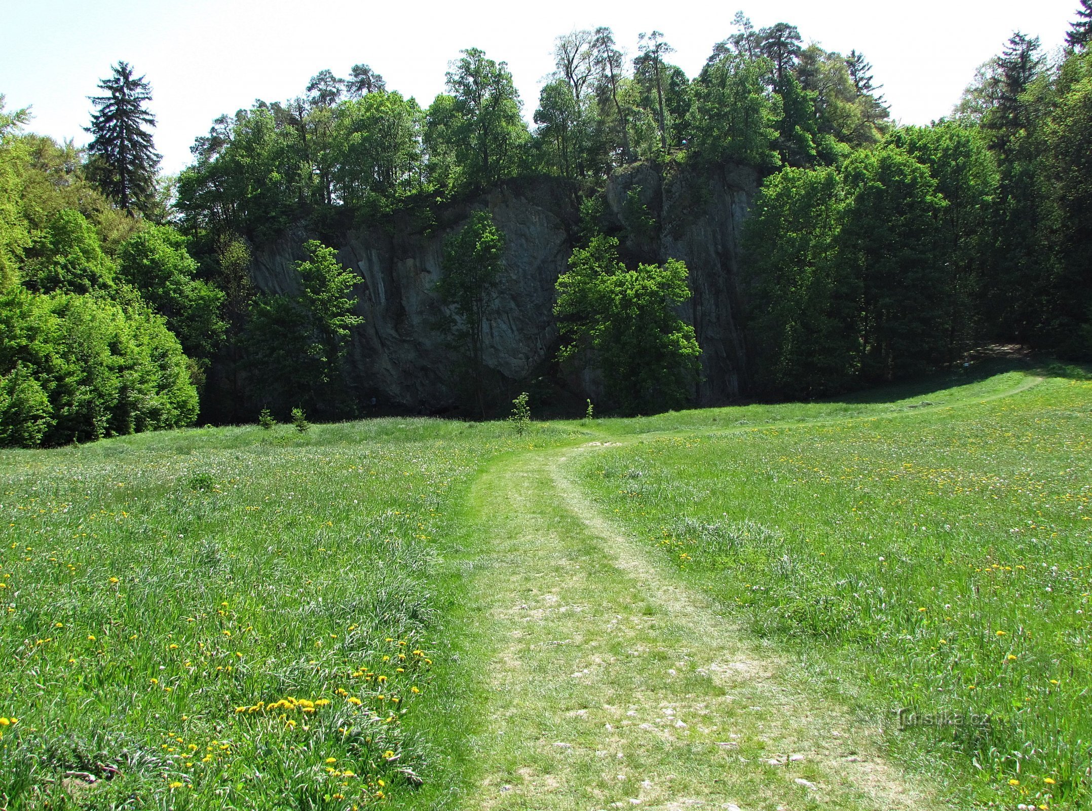 Holštejnská hradní skála a jeskyně Lidomorna