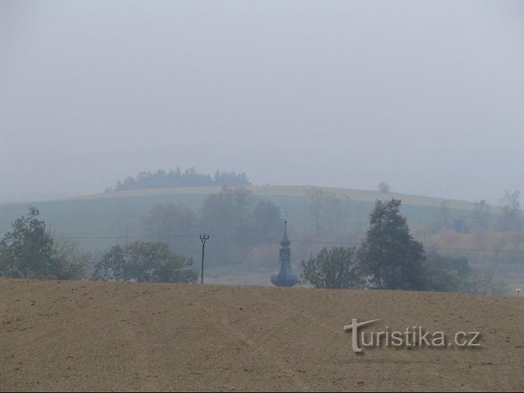 Hóly Vrch, i forgrunden er kuplen på kirken i Svatoňovice