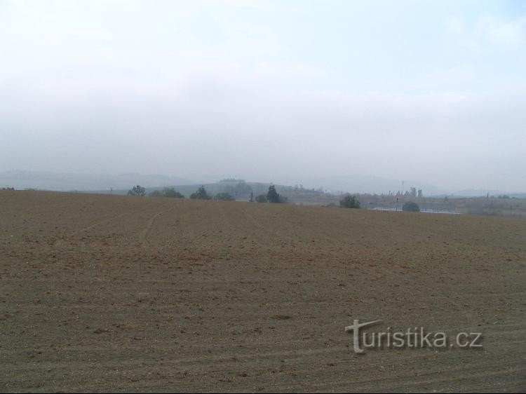 Hóly Vrch, i forgrunden er kuplen på kirken i Svatoňovice