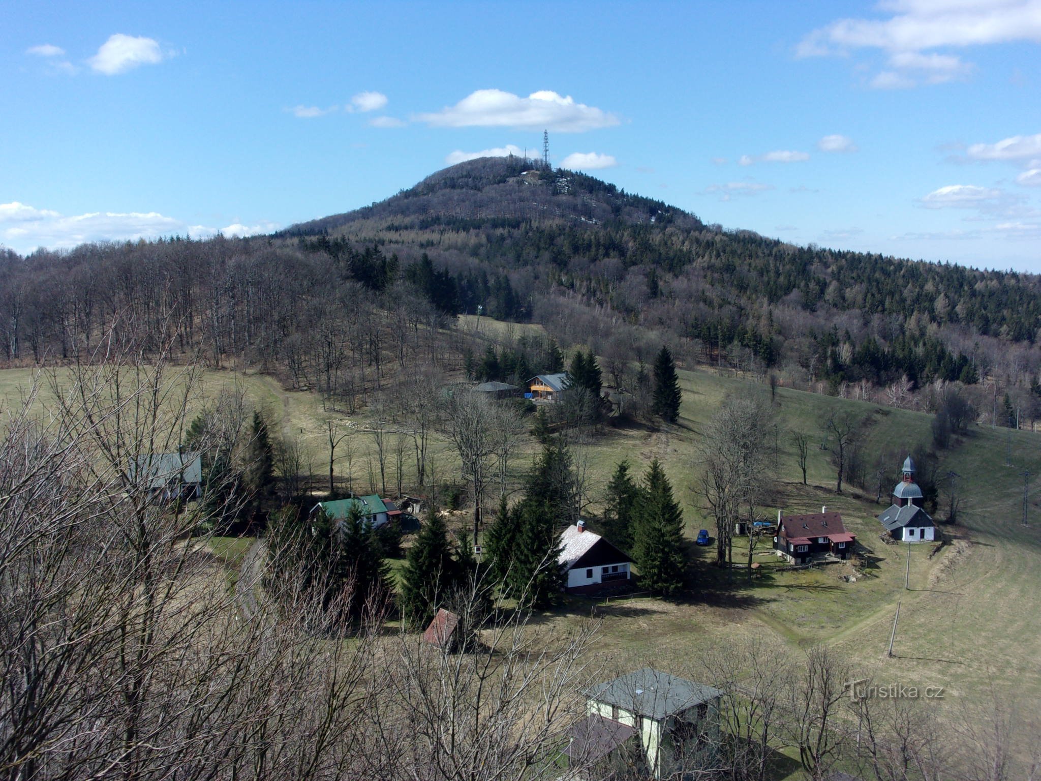 Mont Jedlová depuis le point de vue du château de Tolštejn