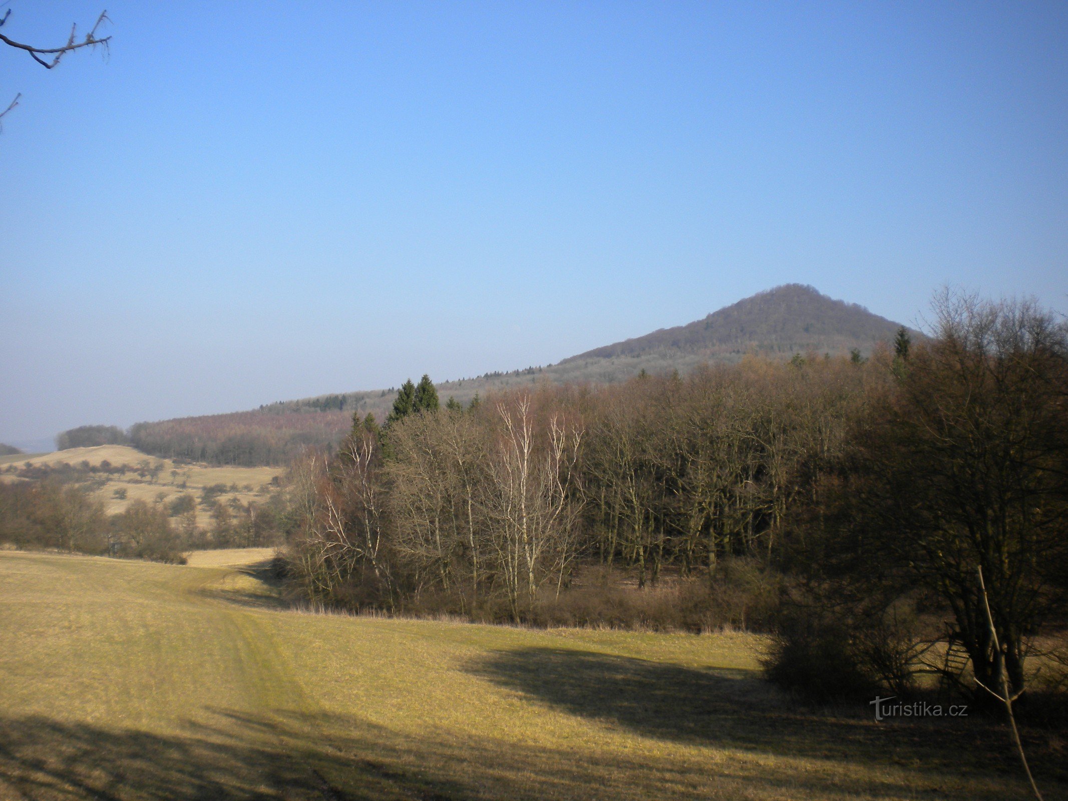 Hora Klecečná từ đường đến Bílka.