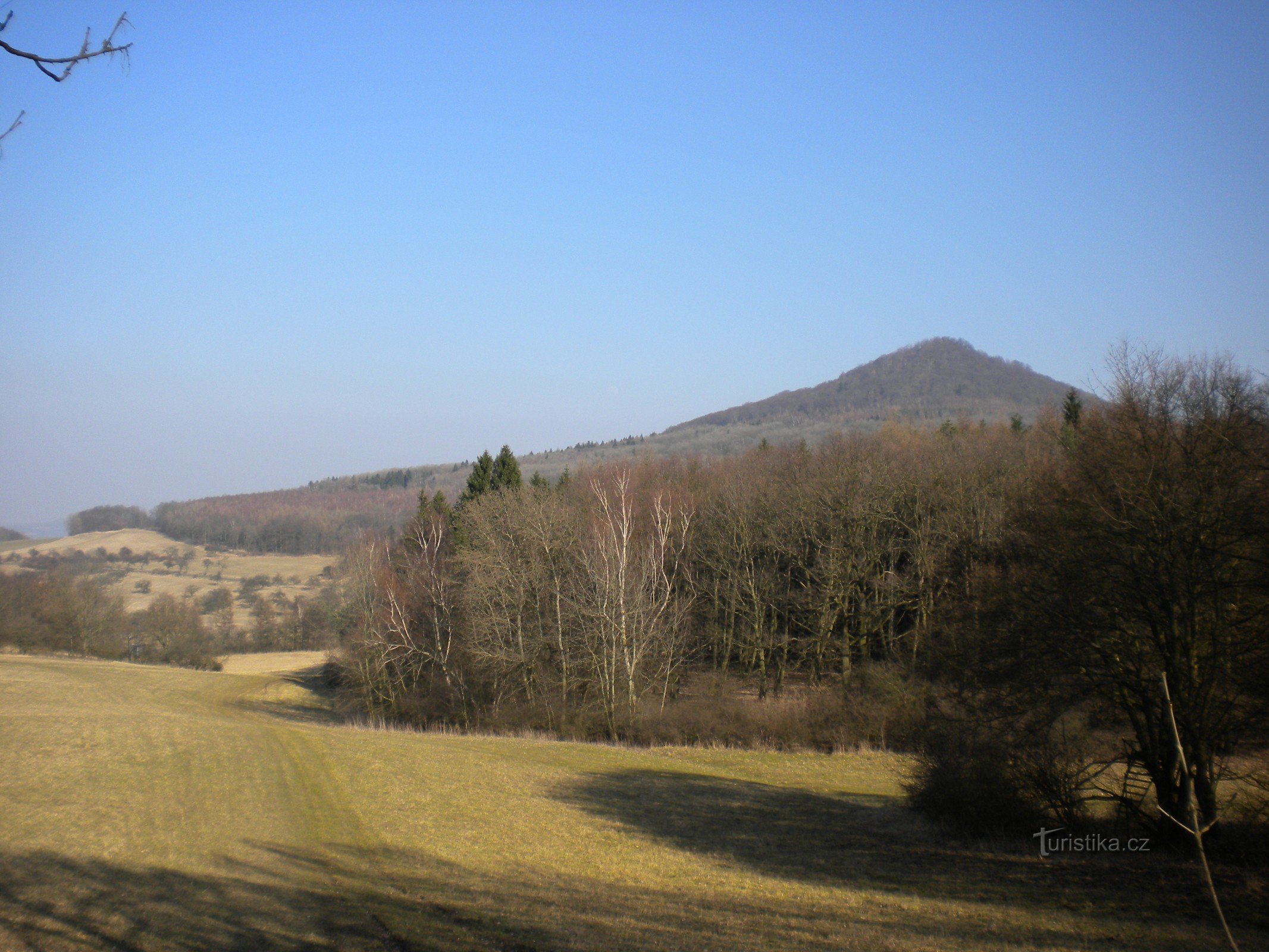 Hora Klecečná von der Straße nach Bílka.