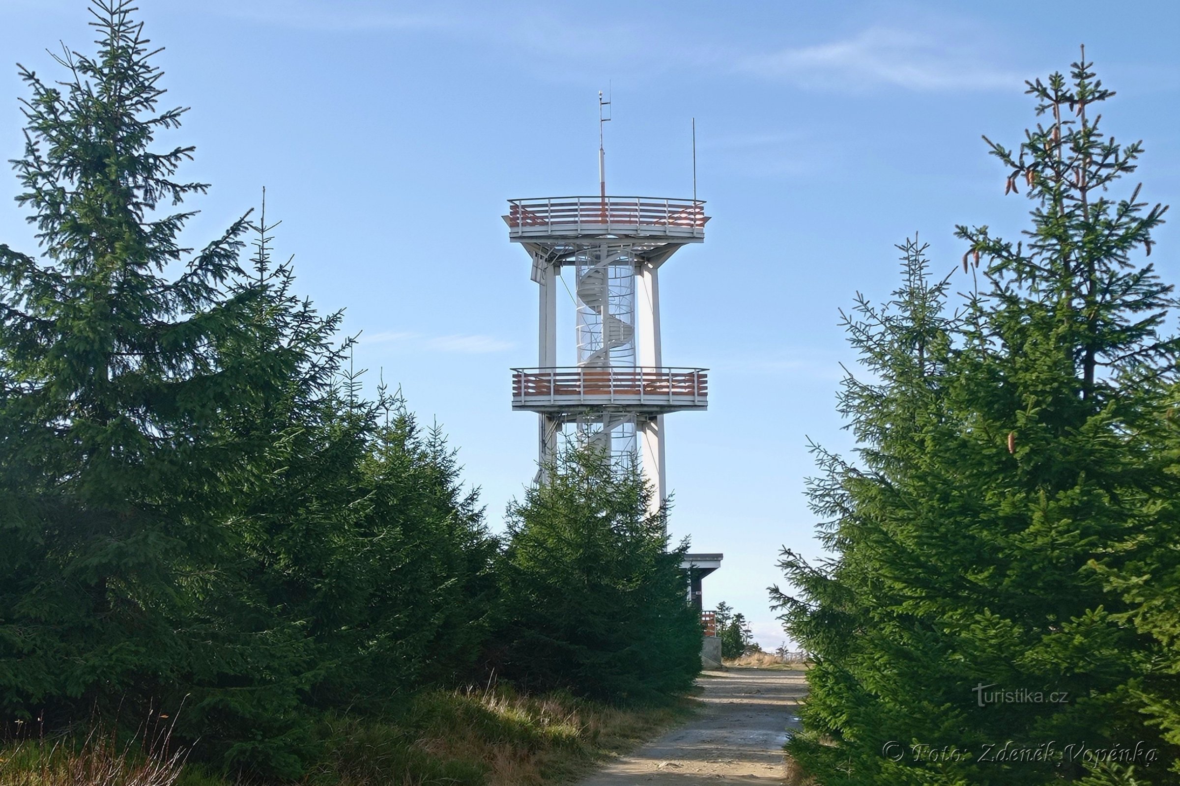 Montagne d'épinette avec tour de guet.